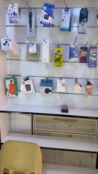 مكتب للبيع • ٨ فاترينات • طابعتين