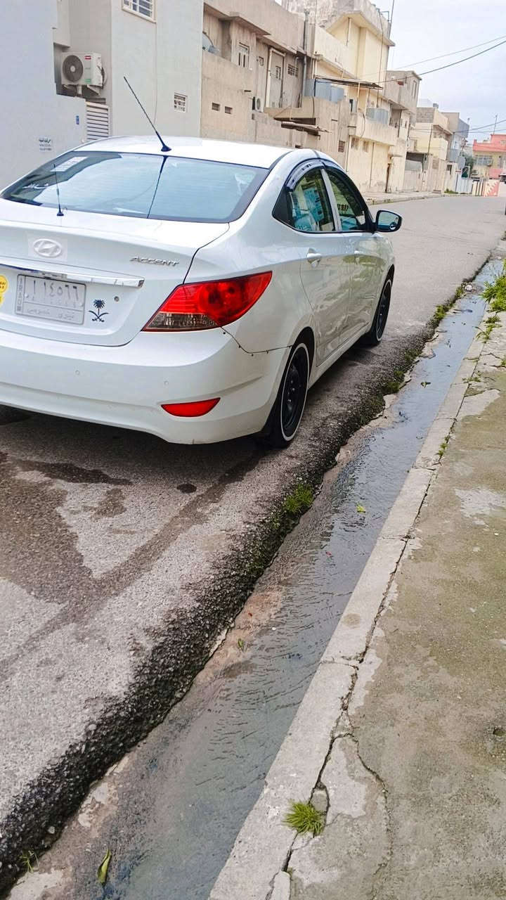 السلام عليكم اكسنت ٢٠١٣ للبيع سياره مو ناقصها شي ضرر سقف بدون صبغ بدون معجيون ومبدل بوند معاها طخم تايات + ويل كب الاصلي مالها للعلم سياره ٥ ويل كب كير مكينه شرط مكان السياره موصل حي السكر طالب علياها ٩٠ بيها مجال للشراي ***********
