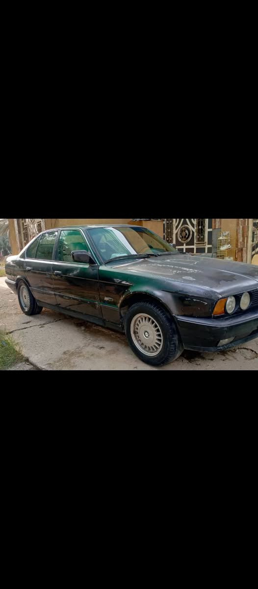 سلام عليكم بي ام دبليو للبيع 535i E11. 
موديل 1990
 سياره بدون حادث سيارة بيه تصليح بل ذيل مال جاملغ الئمامي اليمن ول اليسر سياره معتنين بيه حيل بدون صبغ.
مواصفات السياره...
1- فتحة سقف.
2- رادار امامي.
3- مثبت سرعه.
4- كشنات تفئه.
5- كشنات كهربائي.
6- تبريد شغال عل السويج ثلج ❄️.
7- صدر المامي 50%.
8- صدر خلفي 90%.
9- مثبت سرعه.
سعر سياره...
..45 ورقة وبيه مجال للطيبين.
رقم ***********.
واتساب.***********.
مكاني بغداد زعفرانيه
