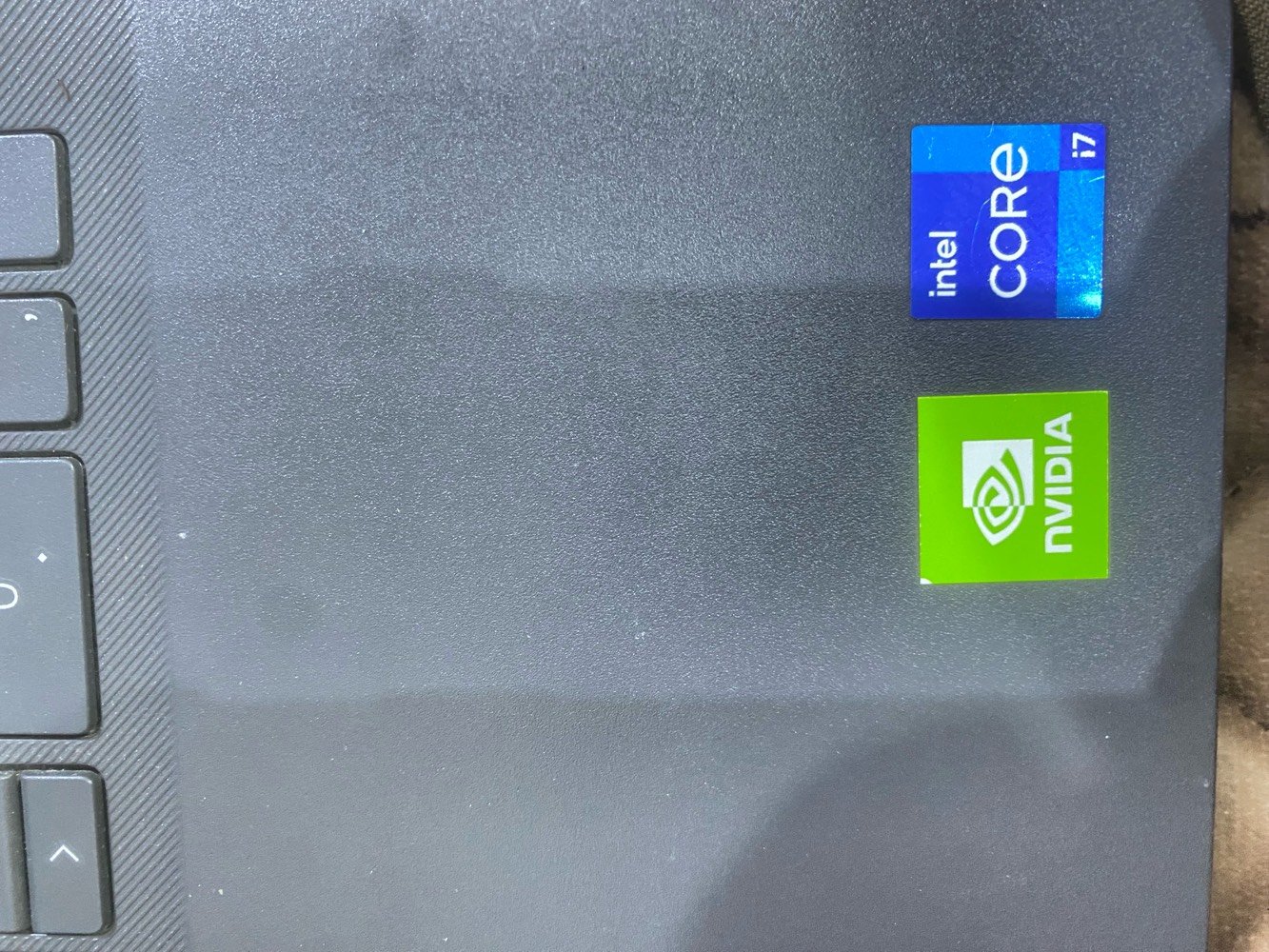 السلام عليكم 
لابتوب للبيع DELL سلم 
نظافة 95‎%‎ غير داخل تصليح استعمال قليل

* المعالج:
    Intel Core i7-1165G7 الجيل 11
    سرعة 2.80GHz وتصل أعلى بالتيربو تقريباً إلى 4.7GHz
* الرام:
    8GB DDR4 بسرعة 3200MHz
* كرت الشاشة:
    NVIDIA GeForce MX330 بحجم 2GB
    * كرت مدمج Intel Iris Xe Graphics
* التخزين:
    HDD سعة 1TB تقريباً (932GB usable)
* النظام:
    Windows 10 Pro 64-bit
    إصدار 22H2
* نوع الجهاز:
    Dell Vostro 3500

تقييم الأداء

* ممتاز للدراسة، الأوفيس، التصفح، البرمجة، والمونتاج الخفيف.
* يشغل ألعاب متوسطة مثل:
    * GTA V
    * Valorant
    * PES / FC
    * PUBG على إعدادات منخفضة إلى متوسطة.

السعر 900 ألف 
للاتصال ***********
واتساب ***********
شنو موديل اللابتوب بالضبط؟ وإذا تعرف المواصفات الكاملة مثل المعالج، الرام، وسعة التخزين اذكرها.: 
DELL 
هل البطارية بعد تتحمل لو تحتاج شحن بسرعة؟ وشنو وضع الشاحن/الملحقات هل شامل ويا الجهاز؟: 
بطارية استخدام قليل وبحالة جيدة
هل بيه أي خدوش، كسر، أو عيوب خفية؟ وهل الجهاز انفتح عليه صيانة أو تبديل قطع من قبل؟: 
لا
بأي مدينة/منطقة موجود؟ وهل تفضّل البيع استلام يد بيد لو ممكن توصيل؟: 
بغداد /بيع يد بيد
شنو سعرك النهائي أو قابل للنقاش؟: 
900 قابل للنقاش