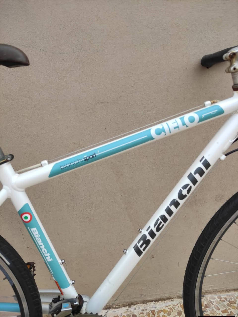 السلام عليكم
دراجة ماركة #Bianchi الايطالية 🇮🇹
حجم 28 (C700) فئة الهجين ترحال
سستم شيمانو كامل.. بدالات سرعة 3×8 سحب و دفع 
بريكات سستم Tektro
وياله بولبرن زوم طبقتين ماركة Alexrims
ستيرن رياضي نفخ.. مع قبضات ربل طبي
معدن الدراجة المنيوم خفيف
دبل امامي سلس 
اطارات اصلية كتان ماركة ميشيلن
سىرج طبي
الدراجة ختم واحد ليبل واحد ما بيها اي نقص كاملة وجاهزة

 السعر 225 الف


**إذا كنت صاحب هذا الإعلان وتريد حذفه لأي سبب، رجاءا أرسل رسالة إلى الدعم الفني**