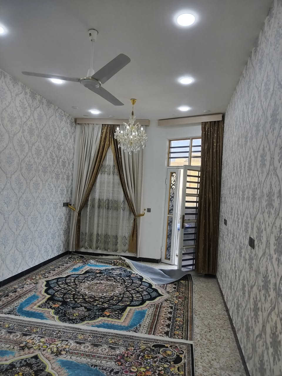 بيت للبيع طابو ملك صرف بغداد التاجي حى الحسن العسكري قريب الروضة مساحة 150متر ركن بناء جديد طابوق مسلح عالي عن الشارع شارع 20غرفتين واستقبال ومطبغ وحمام داخلي خارجي كاشي واسيراميك جاهز ***********.بي واتساب الواجهة 10والنزال 15
