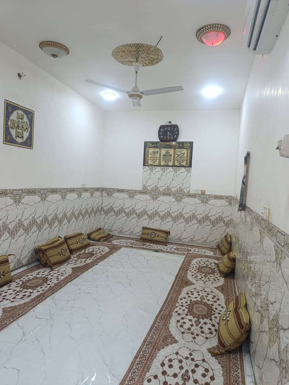 بيت للبيع بنزلت زامل الجاسميه البيت يتكون من غرفتين وستقبال ٦*٤ وهول ٧*٤ ومطبخ وصحيات خارجية مساحة البيت ١٨٠ متر السعر ٣٥ وبي مجال ***********
