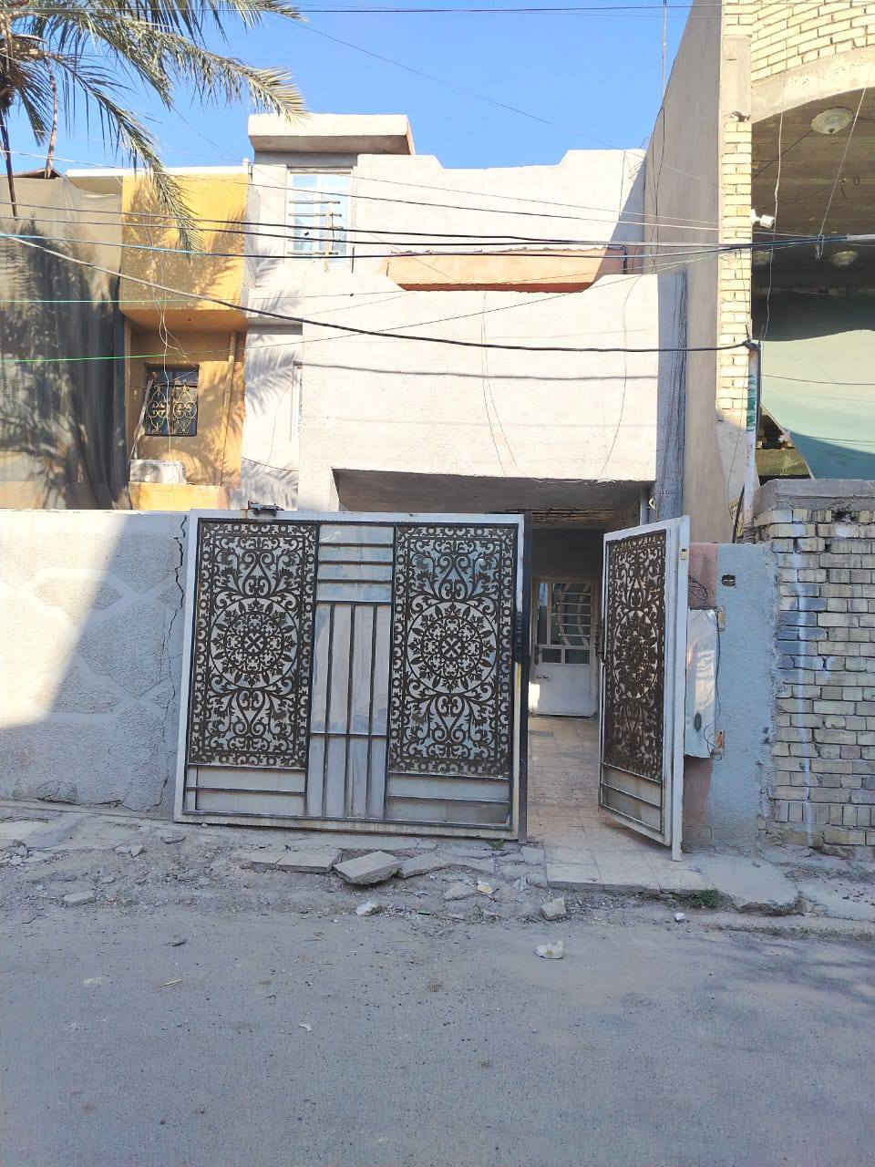 دار للايجار في الدورة شارع 60 قرب حسينية الصدريين مدخلين وكراج كبير وخدمات خارجية 3 غرف نوم وحده جوه وثنين فوك وحده منهن سويت ومطبخ ومنور واستقبال وخدمات وسطح 
الشعر 600 قفل 
*********** واتساب
