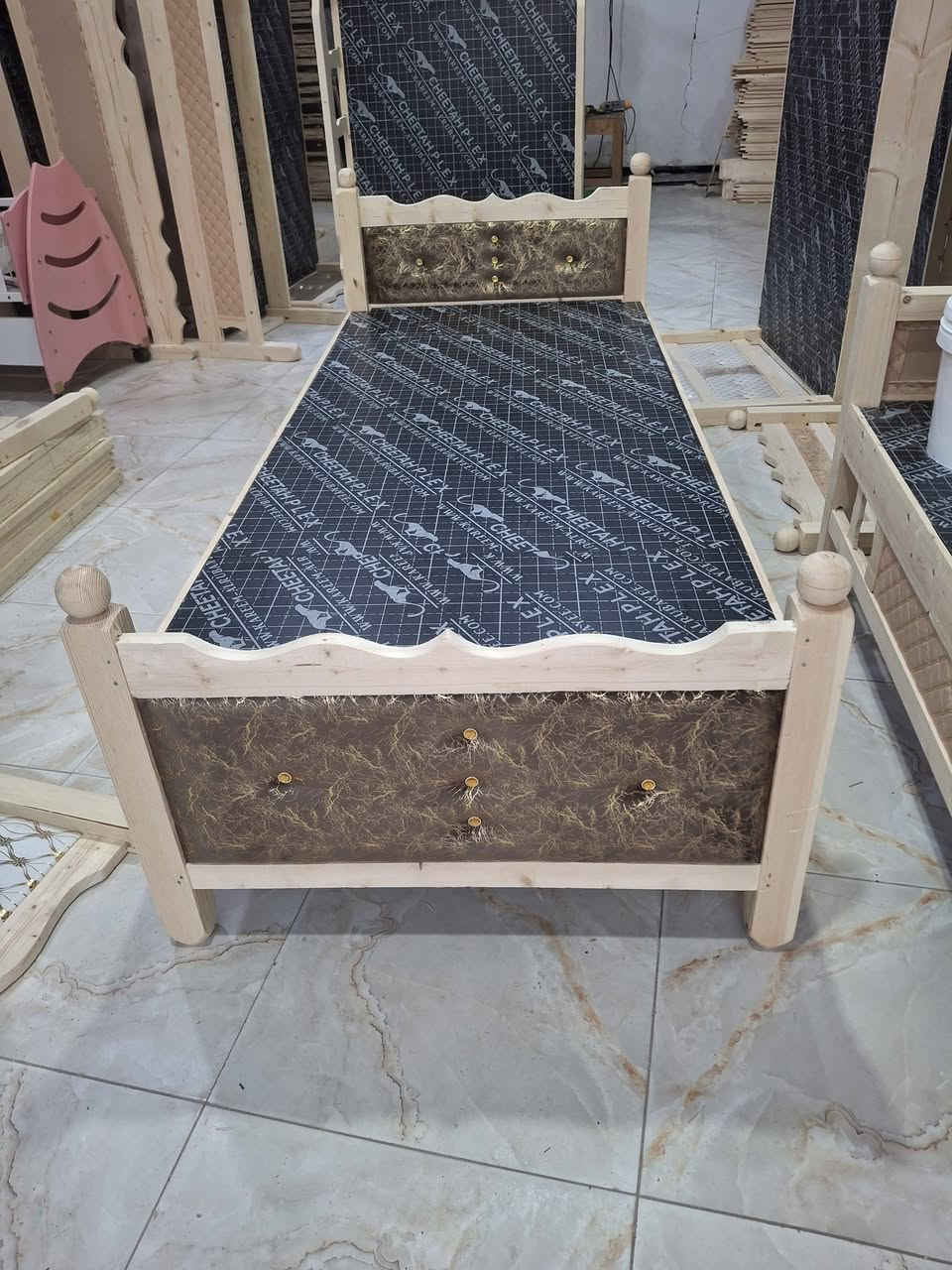 انسب الأسعار بكل المحافظه 
50 الف فقط. 
جربايه خشب جام روسي ضمان حقيقي بلاويد اسود تتحمل أوزان ثقيله اكثر من ١٥٠كيلو. مترين والعرض ٨٥سم 
كل الالوان والاحجام 
ابو نور لتجارة الأثاث. ***********.
الشطره شارع المجلس البلدي مجاور عيادة الدكتور علاء الغالبي
