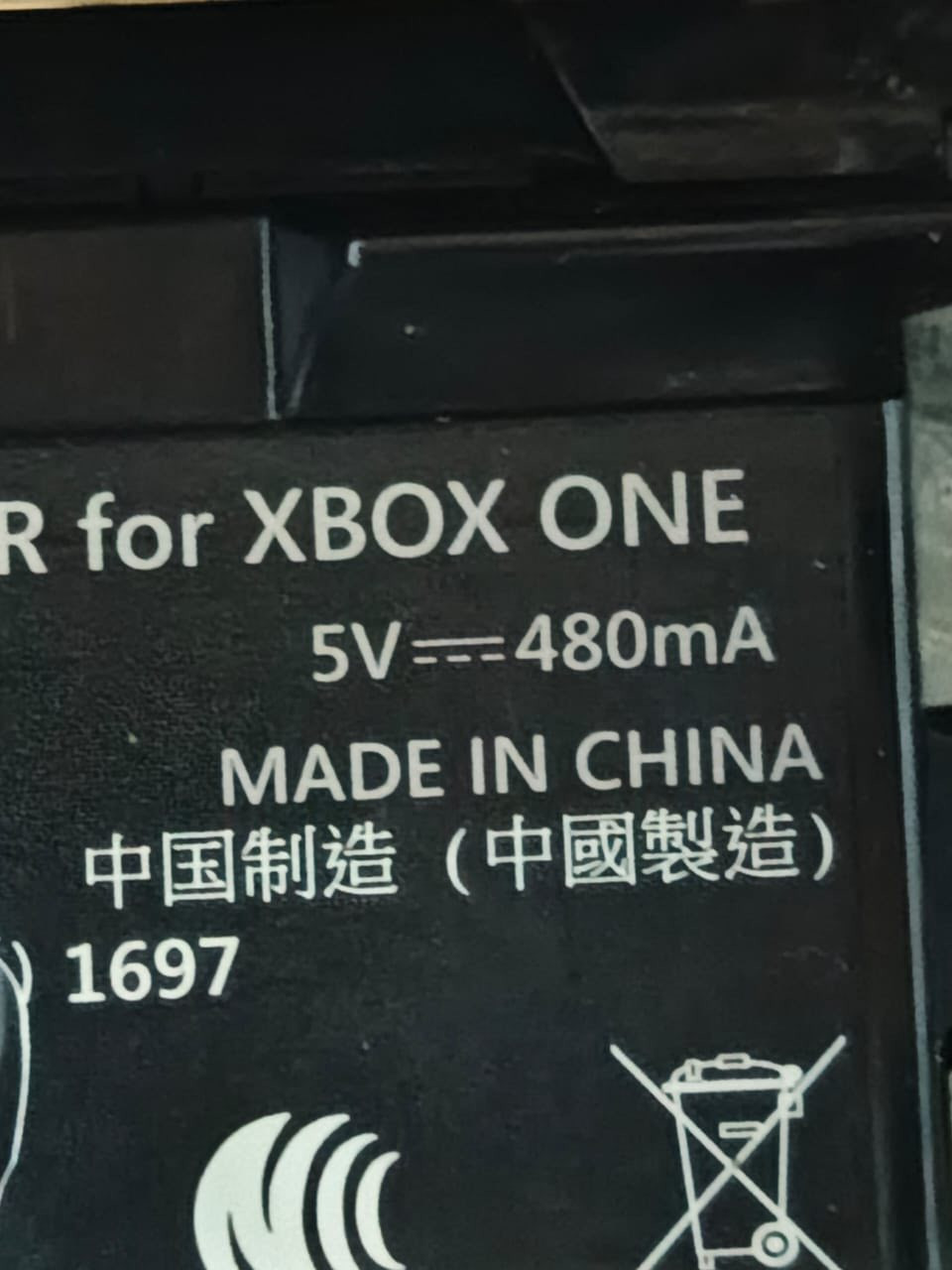 جويستيك Xbox أصلية (بكر) لم تفتح للصيانة
الوصف:
اليد توقفت عن العمل فجأة بعد وضعها على الشحن. اليد أصلية و "بكر" لم تفتح سابقاً ولم تدخل لأي محل صيانة. حاولت فتحها بالبيت ولم أستطع، فتركتها على حالها لضمان سلامة أجزائها الداخلية. تصلح للتصليح أو كقطع غيار.
السعر: 20,000 دينار
المكان: بغداد - حي العامل
رقم التواصل: ***********
