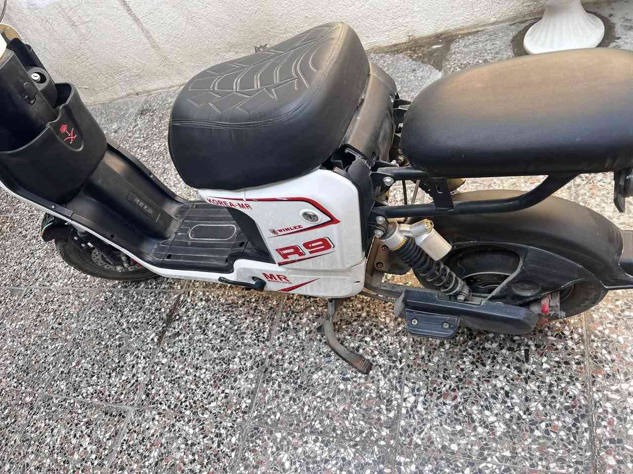 السلام وعليكم دراجه شحن للبيع
النوعيه R9 موديل 2024

5 بطاريات الكبار 32 امبير جدد

لايت عالي وناصي

هورن

اشاير يمنه ويسرة

نضام بارك

نضام Rبك

لايت زنون

بطاريات جديده 

تشغيل سويج وعن بعد

4 سرعات 

مكاني بغداد الدوره 

السعر 450 

الرقم الاتصال والاستفسار ***********
