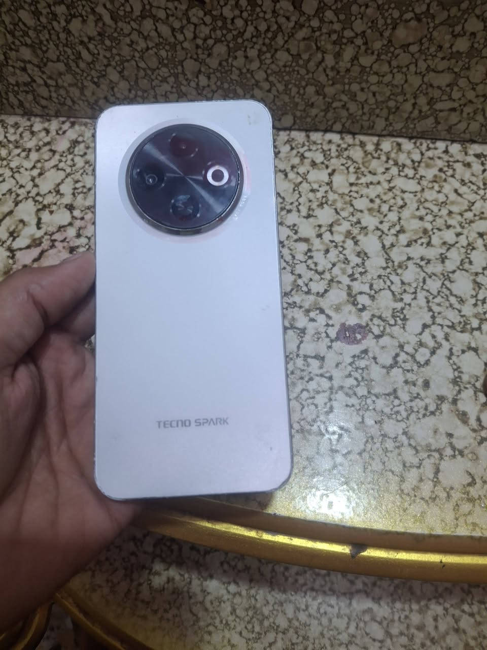 سلام عليكم تكنو سبارت 40 بروو وكف عدي المس ذاكرته 256 كله شقال تاخذه من باب البيت بس المس واكف وكف عدي  قيم باليرضه الله وخذه مكاني بغداد العماري رقم ***********
