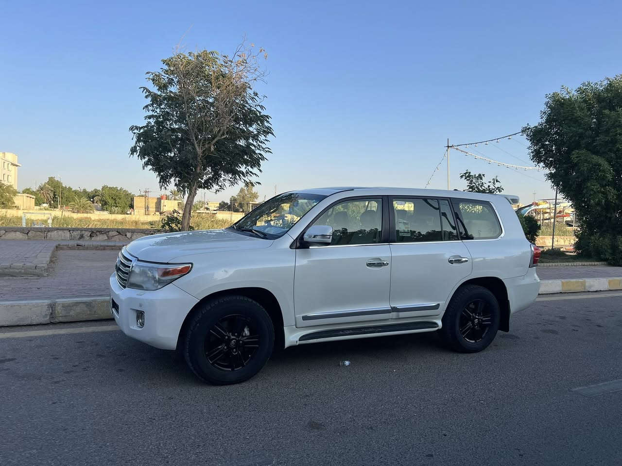 السلام عليكم لاندكروز 2012 بريم 8 سلندر 4600 رقم بغداد باسمي كفالة من الصبغ عدا الدعامية الامامية مصبوغه ومغلفه والدعامية الخلفية مبدلها بدعامية (سلك) بيها بارد بكم قطعه لكن البارد خفيف مو هواي ويلها الاصلي بس صابغه مكان السيارة العمارة بـ٣٢٠ وبيها مجال تجي وتشوفها وتشلع عيوني
***********
