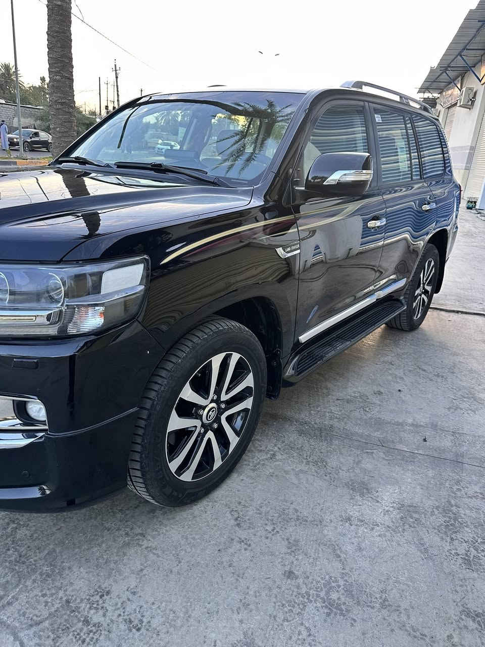 سلام عليكم  
لاندكروز  موديل ١٩ للبيع.  
كشنات كريمي جلد كهربائيه                       
مواصفات:
8سلندر 4700
فتحه سقف
جنطه كهربائيه 
حساسات أماميه و خلفيه 
GXR
ثلاث شاشات كبيرة 
ماشيه 128
رقم بغداد بأسمي 
وجميع المواصفات المعروفه 
مكان بغداد 
الرقم ***********
السعر اتصل على الرقم فقط

