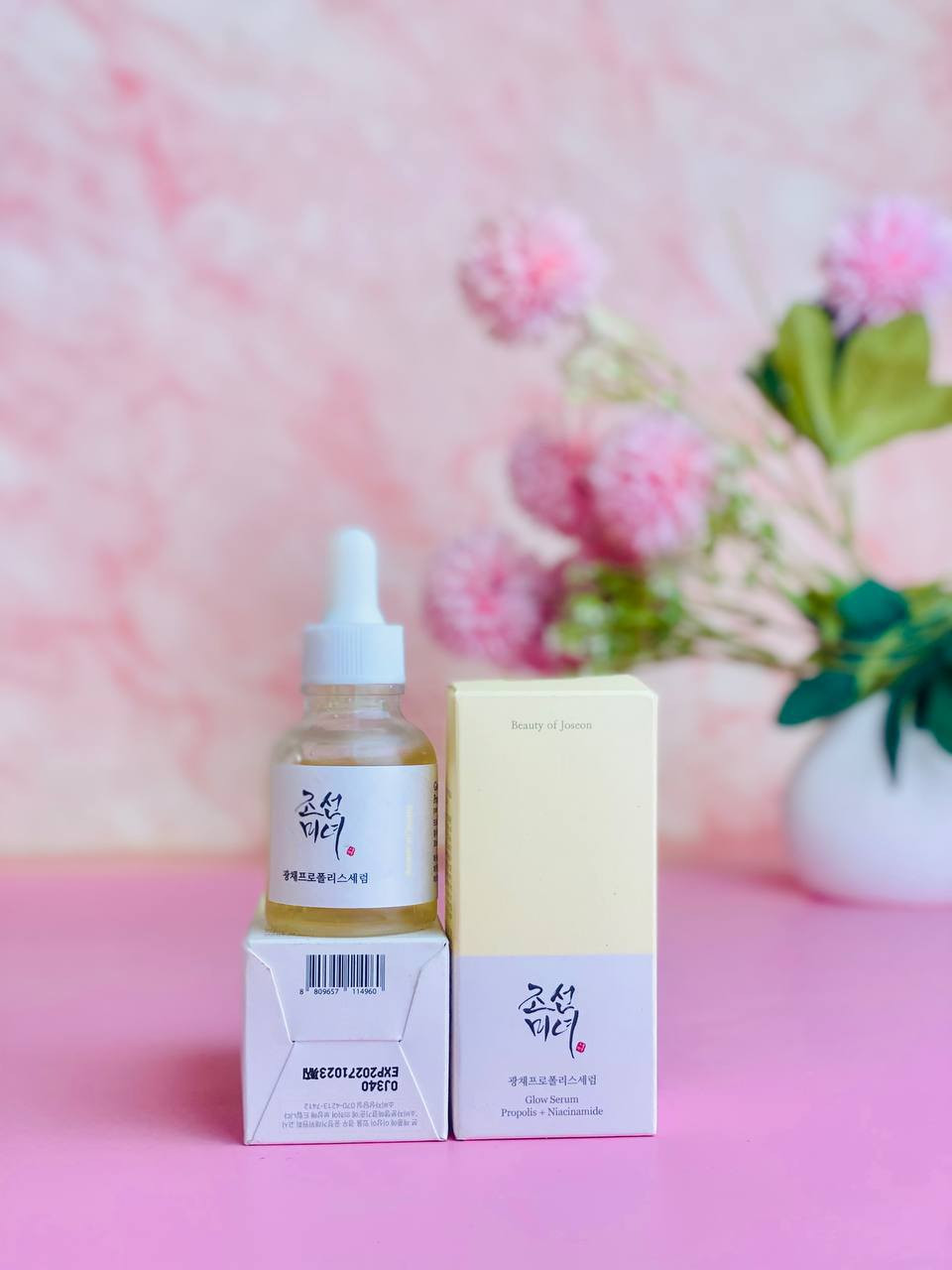 ✨سيروم Beauty of Joseon Glow Serum) سيروم كوري شهير يجمع بين الطب التقليدي والتقنيات الحديثة للعناية بالبشرة. يعتمد بشكل أساسي على البروبوليس (عكبر النحل) والنياسيناميد لمنح البشرة توهجاً طبيعياً وعلاج مشاكل المسام والالتهابات.
✅المكونات والفوائد الأساسية:-
خلاصة البروبوليس (60%): مطهر طبيعي ومضاد للالتهابات يعمل على تهدئة البشرة المتهيجة وترطيبها بعمق.
النياسيناميد (2%): يساعد في التحكم في إفراز الدهون، توحيد لون البشرة، وتصغير مظهر المسام الواسعة.
وBHA بنسبة 0.5% (بيتاين ساليسيلات): مقشر لطيف يذوب في الدهون لإزالة الأوساخ والترسبات من داخل المسام ومنع ظهور الرؤوس السوداء.
مكونات إضافية: يحتوي أيضاً على الكركم الغني بمضادات الأكسدة وزيت شجرة الشاي لتهدئة الحبوب. 
مناسب لجميع أنواع البشرة، لكنه مثالي خصيصاً لـ: البشرة المعرضة لحب الشباب بفضل خصائصه المضادة للبكتيريا والالتهابات.
والبشرة الدهنية والمختلطة لقدرته على موازنة الزيوت والرطوبة.
والبشرة الباهتة حيث يمنحها نضارة فورية وتأثير "بشرة زجاجية". 
💢الحماية: يُستخدم صباحاً ومساءً، ويجب وضع واقي شمس نهاراً لاحتواء السيروم على نسبة بسيطة من المقشر (BHA).
#الاصلي المنشأ كوريا 🇰🇷💯
السعر: 18 الف
توصيل مجاني لجميع محافضات العراق 
#fyp


**إذا كنت صاحب هذا الإعلان وتريد حذفه لأي سبب، رجاءا أرسل رسالة إلى الدعم الفني**