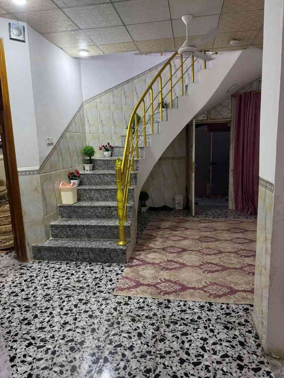 بيت للبيع /السماوه 
منطقه٣٦مساحه ١٢٥متر مربع واجهة ١٠متر ونزال ١٢،٥٠مجاور الركن الفرع المقابل مدرسة البيت العتيق قرب بيت عمار ال غريب 
يتكون الطابق الأول من غرفة نوم وصالة واستقبال ومطبخ وصحيات داخلية وخارجية سنه البناء ٢٠١٧البيت مسلح
الطابق الثاني غرفه وصاله صغيره +سطح  شتايگر
للاستفسار اتصال أو مراسله الصفحه ***********
ملاحظة مستعدون لاستقبال كافه العروض العقارية
