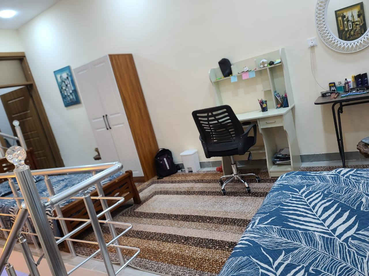 دار ١٠٠م للبيع بسعر ٢٠٠مليون فقط العنوان حي الجهاد ديوان المخابرات الواجه ٤نزال ٢٥ يحتوي على ثلاثة غرف نوم وصاله ومطبخ وخدمات للاستفسار *********** ابو يوسف
