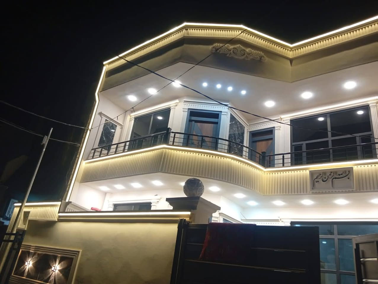 للبيع بيت 200متر طابقين🏘
يبعد عن الشارع الرئيسي 50 متر
#طابق_الاول  استقبال  وصالة غرفتين نوم وصحيات🏡
#طابق_الثاني غرفتين نوم وصالة وصحيات وسطح خارجي 🏡
#خدمات ماء وكهرباء وتبليط وكيبل ضوئي
قرب على المدرسة🏢🧑‍🏫
قريب على جامع المدينه المنورة🕌
البيت  جديد بناء سنه2026💯
#السعر 145
التحرير الحولي زراعي 
مكتب الإعم***********☎️
