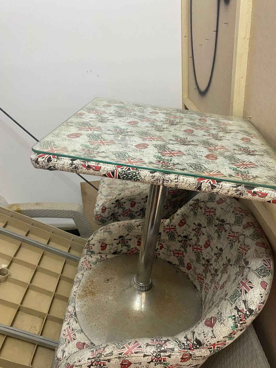غراض مطعم للبيع  

جام خانه 

مناقل عدد 2  

ميوزه سل ستيل اصلي عدد 2 

مثرامه  Tk32  

ثلاجه حجم وسط نضيفه 

مجمده حجم صغير نضيفه 

ميز زغير جام مع كراسي عدد 2 

ميز كبير 

كرسي ابو النفرين عدد 1 

كراسي ابو النفر عدد 2 

طبله ام النفرين 

 روله سليفون 

سنك متر 

+ نواعم  

الحسينيه ***********

