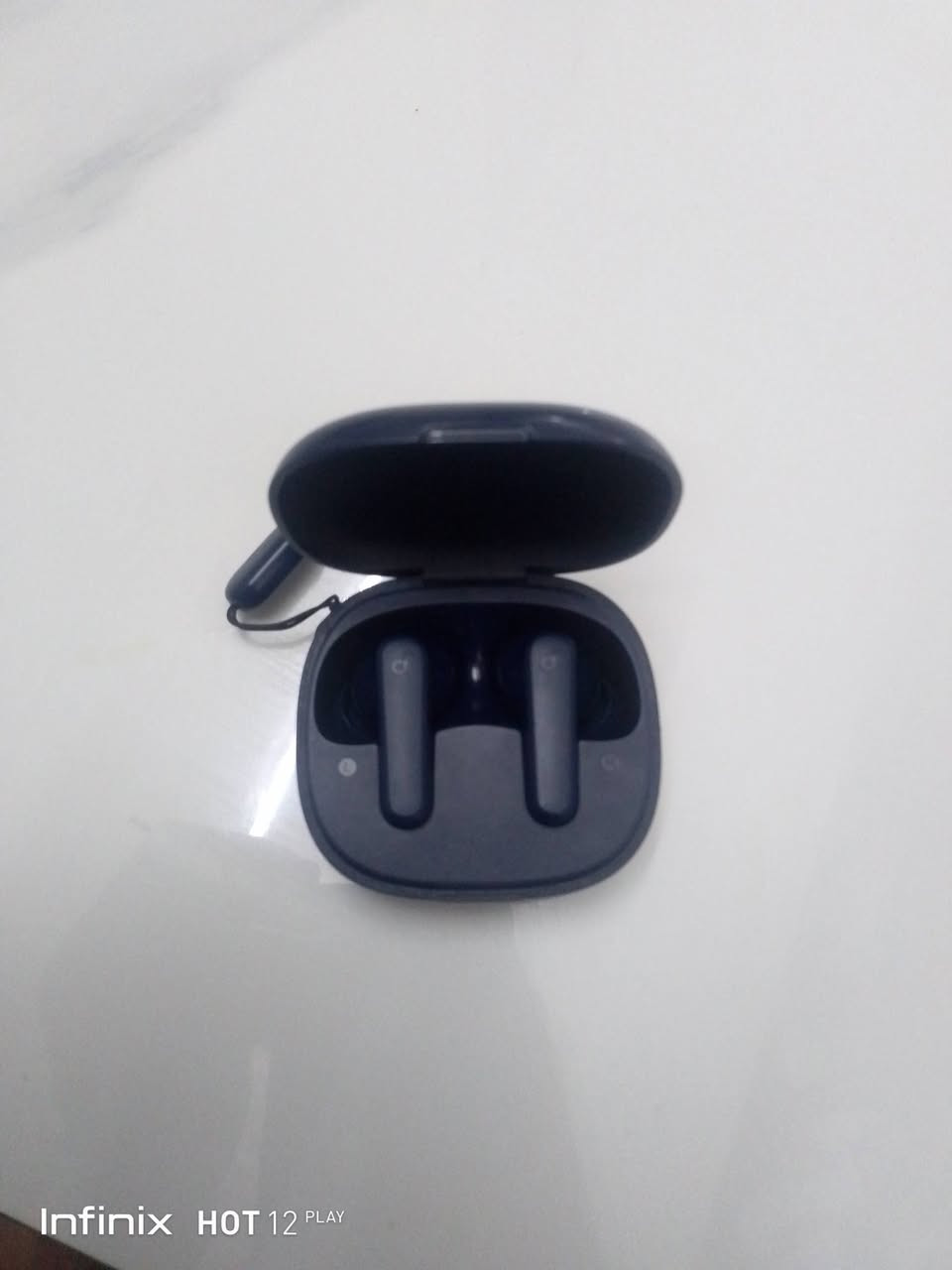 السلام عليكم سماعة R50i اصلية بيهة برنامج يتنزل على جميع الهواتف تتحكم بيهة من خلال البرنامج السعر 15 *********** العنوان بغداد البياع نهاية الشرطة الخامسه منطقة الدوانم 🌿ملاحظة السماعه بدون باكيت
