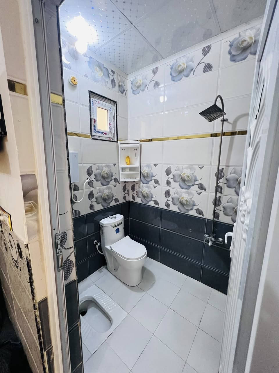 بسم الله الرحمن الرحيم 
بيت 🏡 118متر عقد زراعي 
موقع البيت حي ميسان قرب سكله الكرعاوي 
يبعد عن شارع 60)(180متر
صب كونكريت فوك وجوه 
البناء بلوك 
كامل على 24حبايه 
من عده الستاره 
غرفتين 4في4
صاله 
ستقبال 
مطبخ 
مكشوفه عدد 2
حمام داخلي 
حمام خارجي
السعر57مليون 💵 وبي مجال
الرقم ***********
