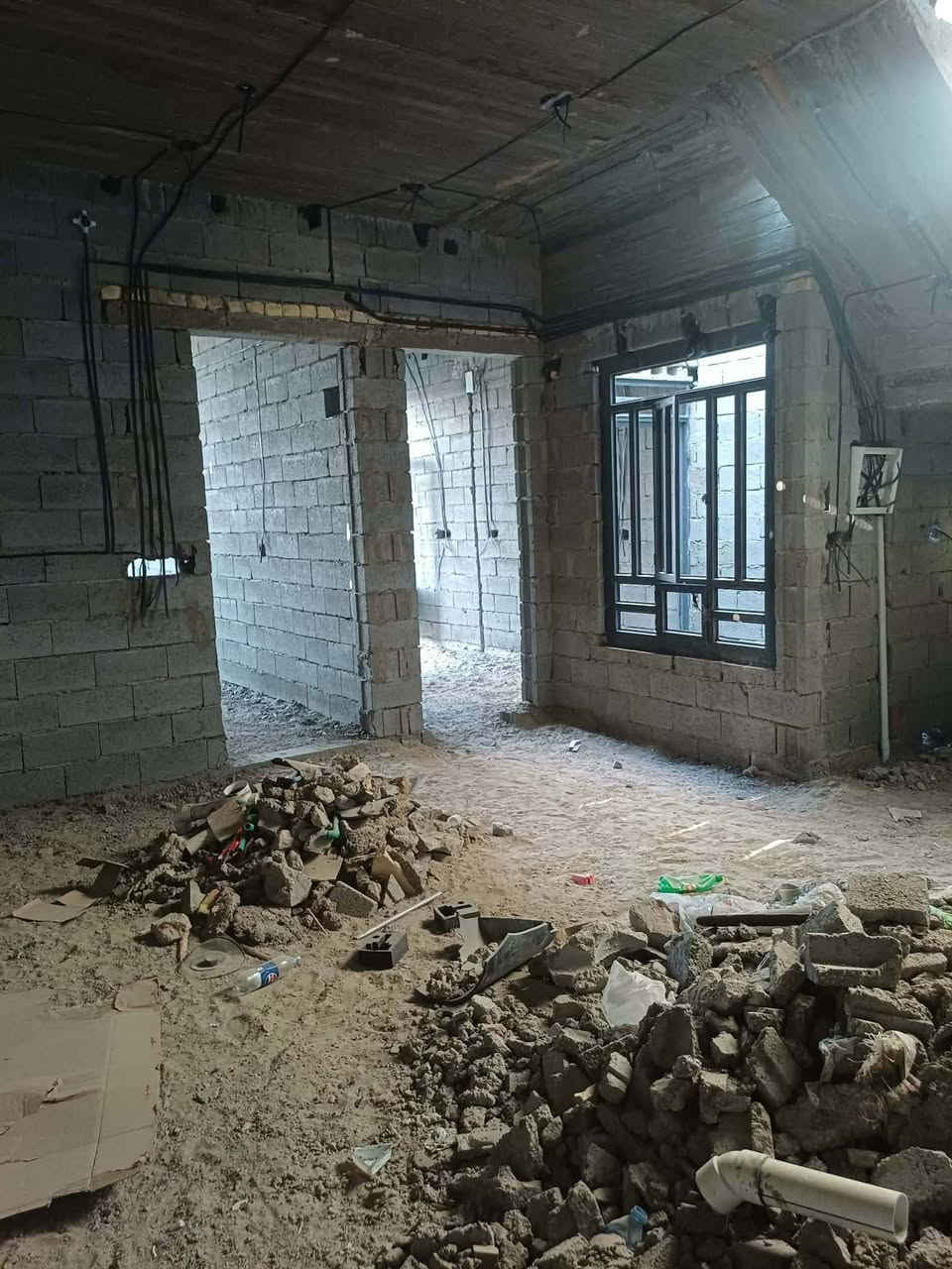 بيت مساحه ١٧٥ متر طابو زراعي سند ٢٥ ومكشوف حته يطوب صرف وبي وصل بجبيل شارعه ٢٠ ويبعد عن شارع ٤٠ حدود ال٥٠ متر جاي يشتقلون مجاري و تبليط لشارع ٢٠ وشارع ٤٠ 
البيت كامل مي مجاري كهربا نقص بس سيراميك وبياض 
كرستة أبواب وشبابيك درجة أولى نظام لاستيك 
مجاري كلها نظام تعليق غربي دفن 
سبالت بواري التقطير كلة دفن لبيت يم مزرعه ابو رائد 
السعر ٦٢وبي مجال للشراي ***********بي واتس
