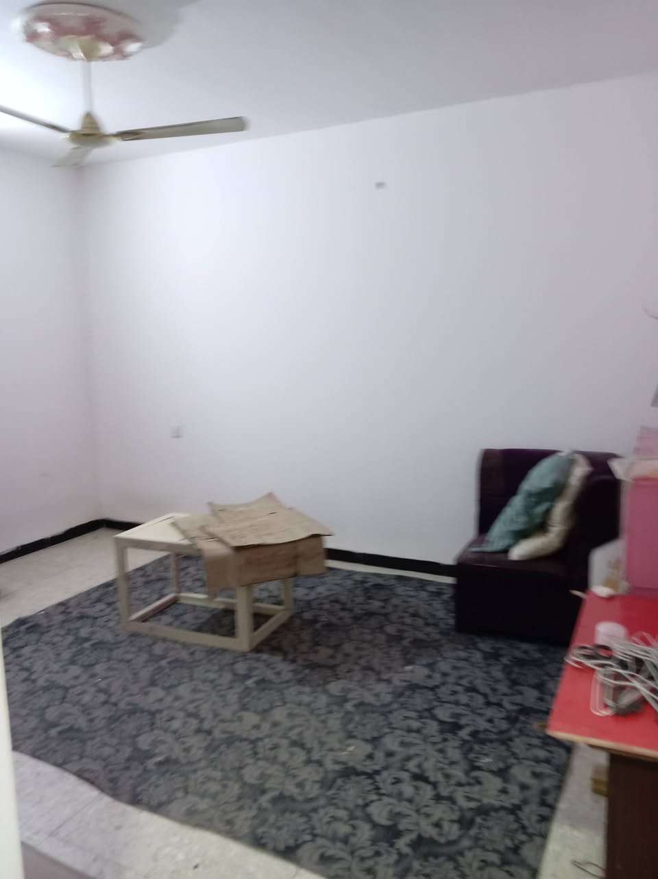 متوفر شقه للايجار مساحه ١٥٠م طابق اول تحتوي على ٣غرف نوم واستقبال ومطبخ وصحيات مطلوب عائله صغيره للاستفسار *********** خلف رزان روز سعر الإيجار ٦٥٠ الف
