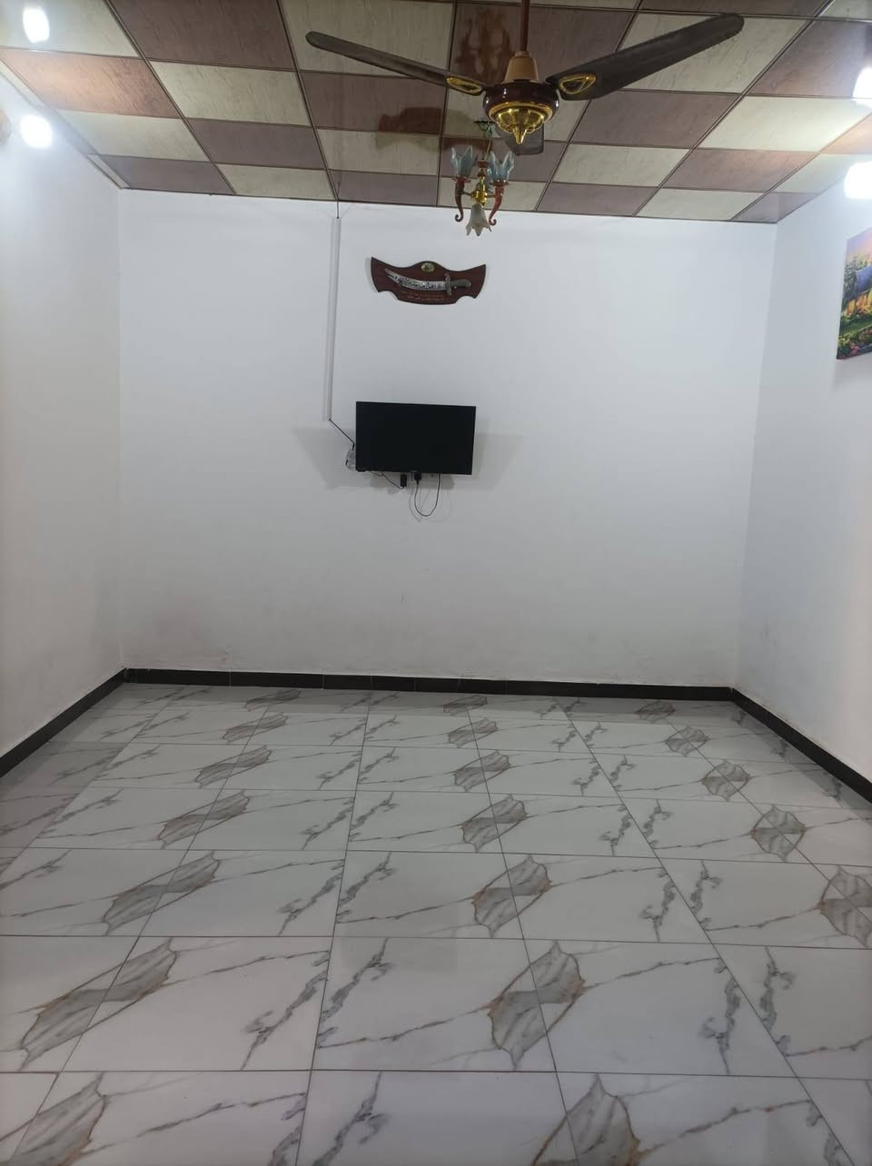 بيت جديد للبيع على طريق السنيه مساحة 200م بناء 2غرف وصاله مطبخ واستقبال وحمام طارمه حلوه تفاصيل أكثر على رقم ***********
