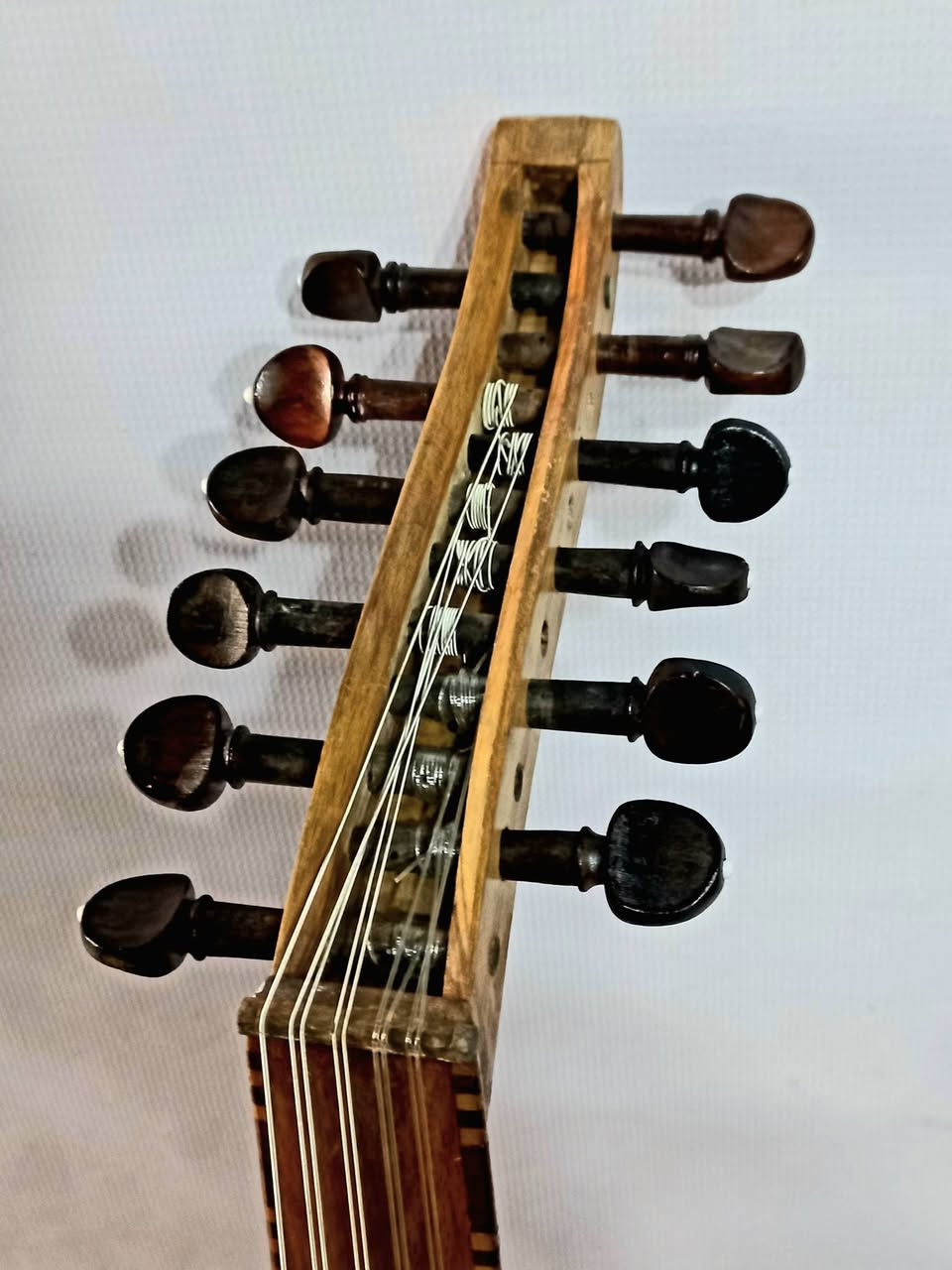 عود سوري قديم للبيع سعرة 150 الف هذا رقمي وبي واتساب *********** مكاني بغداد/ البياع (يوجد توصيل بغداد والمحافظات )
