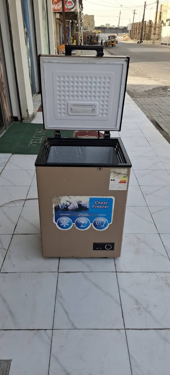 مرحبآ مجمدة ماركة رويال حجم 6 قدم صغيرة شغالة وظمان بشغلهة نظافتهة مثل ما كدامكم للبيع سعرهة 115 وبيهة مجال بسيط تواصل ***********
