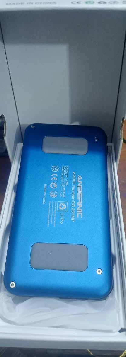السعر 75 الف 
العنوان بغداد الشعب حي اور 
***********

هذا الجهاز هو Anbernic RG351MP، وهو مشغل ألعاب  عالية الوضوح، 
 
 أبرز مواصفات الجهاز:
الشاشة: مقاس 3.5 إنش بتقنية IPS وبدقة 640×480 بكسل.
نظام التشغيل: يعتمد على نظام Linux مفتوح المصدر، ويدعم واجهات مثل 351ELEC (التي تظهر في الصورة) أو EmuELEC.
المحاكاة: يمكنه تشغيل ألعاب من منصات مثل PSP، PS1، N64، NDS، بالإضافة إلى أجهزة الأتاري والسيجا والنيوجيو.
التخزين: يدعم بطاقتي ذاكرة TF (واحدة للنظام والأخرى للألعاب) بسعة تصل إلى 256 جيجابايت.
البطارية: سعة 3500 مللي أمبير، توفر حوالي 6 إلى 7 ساعات من اللعب المتواصل.

