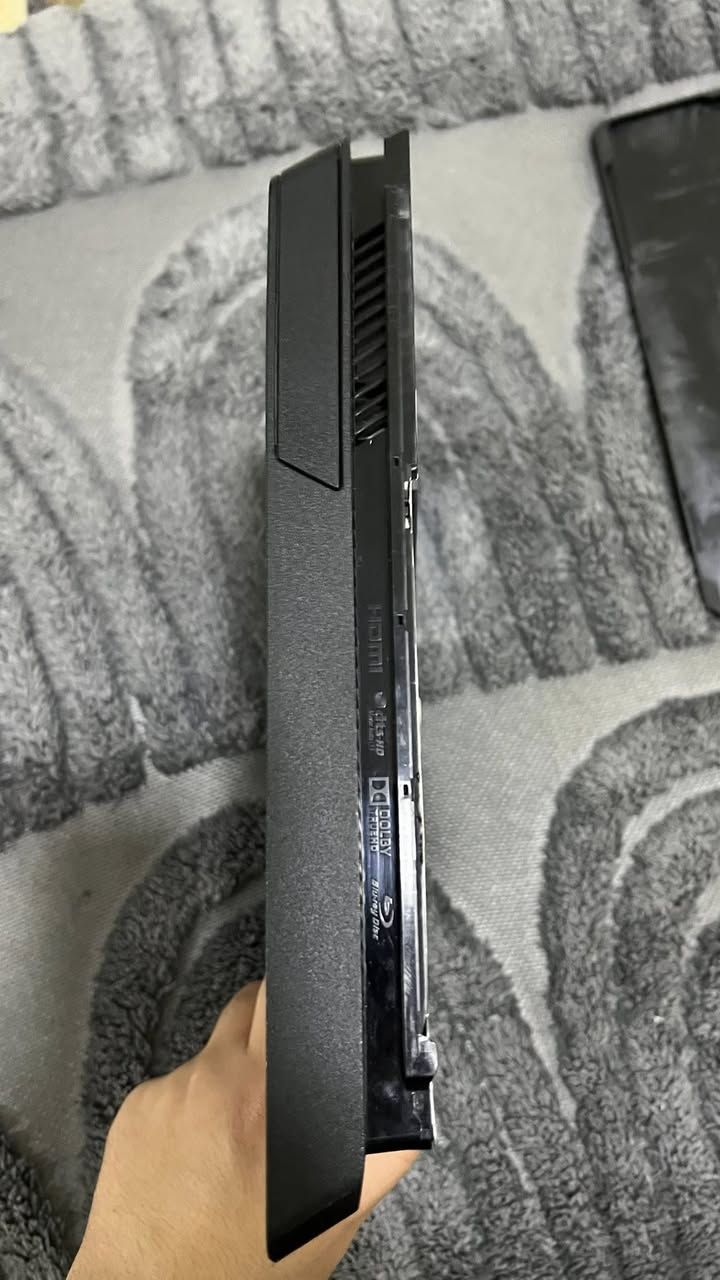 السلام عليكم ابلي 4 سلم  نضيف ماداخل صيانة ويا كارتونة مالتة  HDmi ويا يدات 2  وعندي احساب بي fc25 من الستور وبعد كم العبة وذاكرة الجهاز 500 العنوان بغداد اليرموك 

السعر 230 وبي مجال.    الهاتف ***********
