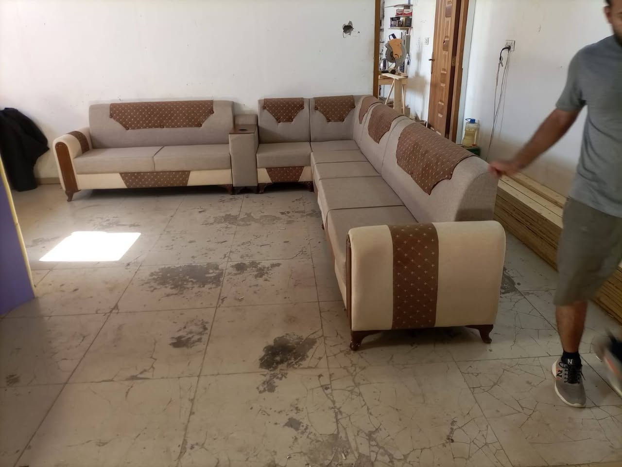 عنوانا الجوده والمتانه
يسر معمل اثاث التساهل ان يقدم لكم انتاجه تخم ١٠ مقاعد تركي بسعر500الف فقط مع هديه  ٦ كوشات صغيره والذي يتميز بالجوده والمتانه والذوق وعمل الدواوين حسب القياس(***********)
