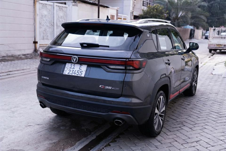 شانجان CS35 بلس 2023 للبيع
سيارة عائلية حديثة بتصميم عصري وتجهيزات ممتازة، استعمال نظيف جدًا وجاهزة للاستخدام.

⸻

المواصفات الأساسية
 • الموديل: 2023
 • المحرك: 1.6 لتر – 4 سلندر
 • القوة: حوالي 128 حصان
 • ناقل الحركة: أوتوماتيك
 • نظام الدفع: أمامي (FWD)
 • استهلاك الوقود: اقتصادي (حوالي 6–7 لتر/100كم)

⸻

التجهيزات الداخلية
 • شاشة وسطية كبيرة تعمل باللمس
 • شاشة عدادات رقمية
 • نظام بلوتوث وUSB
 • مكيف هواء قوي
 • تشغيل بصمة (حسب الفئة)
 • مقاعد مريحة بتصميم عصري
 • تحكم من المقود

⸻

أنظمة الأمان
 • وسائد هوائية أمامية
 • نظام ABS مانع الانغلاق
 • نظام الثبات الإلكتروني ESP
 • كاميرا خلفية
 • حساسات خلفية
 • نظام مراقبة ضغط الإطارات

⸻

حالة السيارة
 • استعمال شخصي
 • نظيفة جدًا من الداخل والخارج
 • لا تحتاج أي مصروف

💰 السعر المطلوب: 23 مليون دينار
(قابل للتفاوض للجادين)

📞 للاستفسار: ***********
