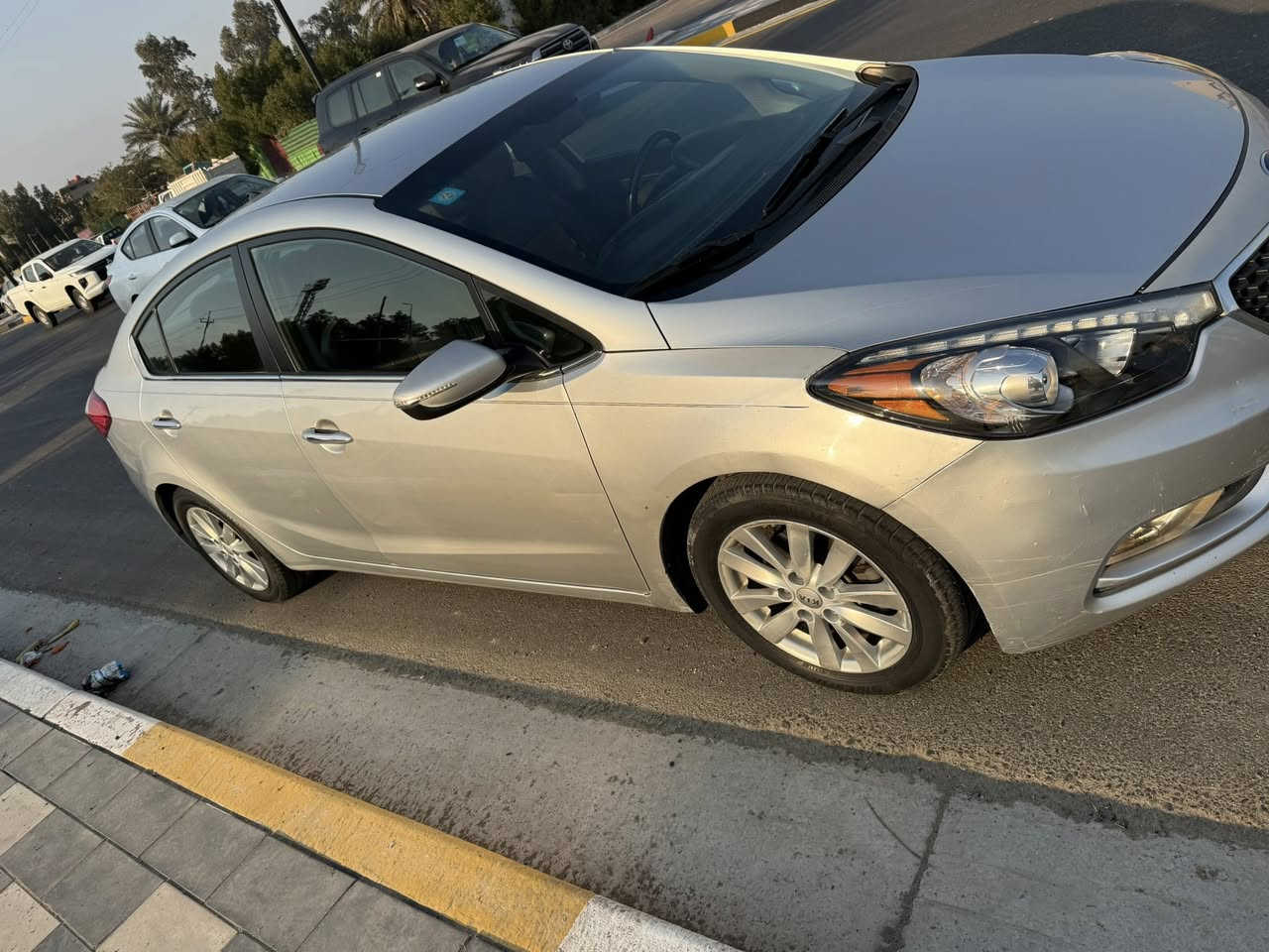 السلام عليكم كيه فورتي 2014 السونر مرفوق مع منشور السياره بدون دواخل مكينه كير كله نظيف وشغال السياره بااسمي السعر 100 الموقع البلديات فقط اتصال 
الرقم : ***********
