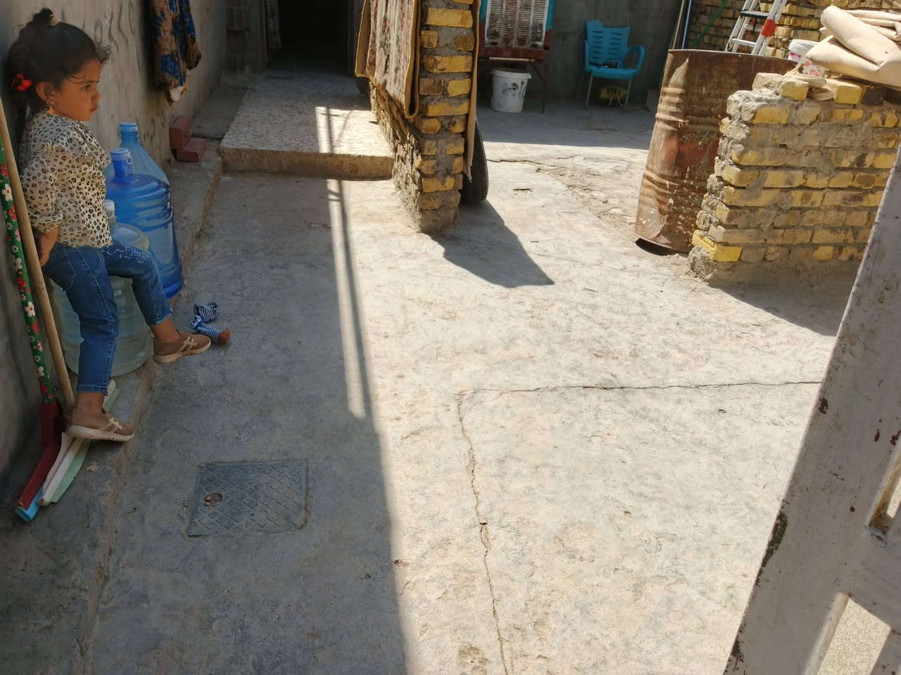 السلام عليكم عندي بيت بحي الصدرين خلف الشقق كامل من كلشي ماي كهربائي مجاري كاشي  لارضيه بس لاستقبال ماكامل والسكف صندويج سند 25 ***********
