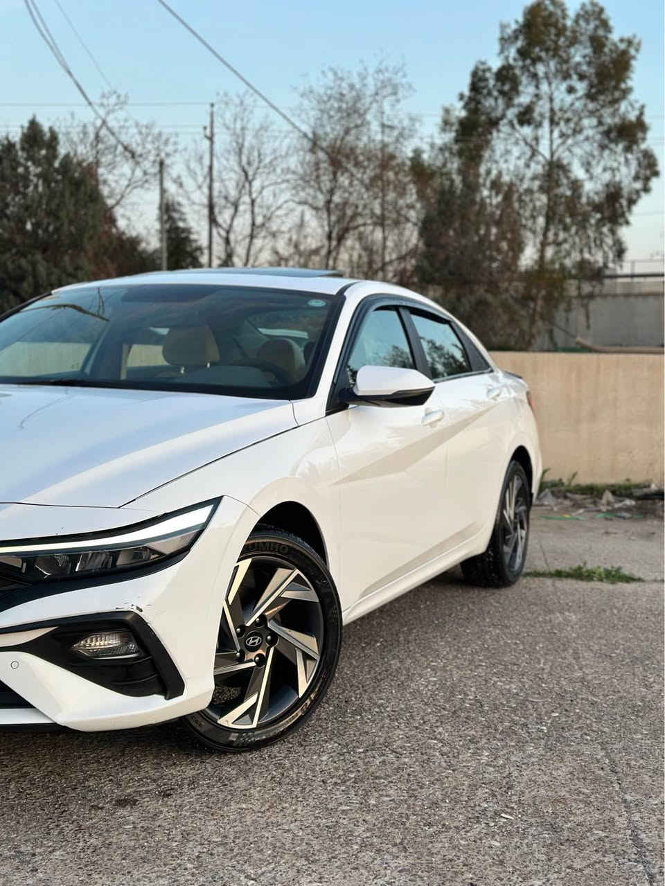 السلام عليكم …
هيونداي النترا 2024 خليجي 
ماشية 27 الف كيلومتر
بيها ضمان شركة 
مكفولة كفالة عامة 
سنوية و هزة جديده 
السيارة اخت الزيروو

المحرك: 2.0 لتر 4 سلندر 
 • القوة: حوالي 147 – 159 حصان  ￼
 • العزم: تقريباً 179 – 191 نيوتن/متر
 • ناقل الحركة: أوتوماتيك CVT
 • الدفع: أمامي (FWD)
 • صرفية البنزين: تقريباً 13.5 – 16 كم/لتر

 ️ الأمان
 • ABS + EBD + ESP
 • وسائد هوائية أمامية وجانبية
 • نظام الثبات الإلكتروني
 • حساسات أمامية وخلفية
 • كاميرا خلفية
 • نظام مراقبة ضغط الإطارات
 • نظام مانع اصطدام 

المواصفات 

￼ شاشة 8 أو 10.25 إنج
 • عدادات رقمية (بالفئات الأعلى)
 • Apple CarPlay + Android Auto
 • مكيف أوتوماتيك
 • تشغيل بصمة + زر تشغيل
 • شاحن لاسلكي 

ليتات LED أمامية وخلفية
 • ويل سبورت
 • فتحة سقف
 • مرايا كهربائية مع شفط

السعر : 190$ و بيها مجال بسيط

للأستفسار : *********** متواجد واتساب أربيل, العراق
