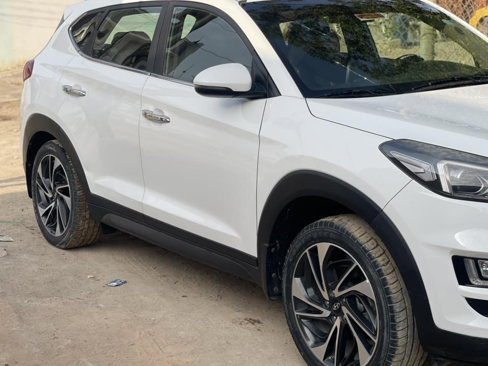 توسان 19 كفاله عامه 
ماشيه 65 كم 
رقم اربيل 
مكانه ديوانيه 
سعر 200
*********** وات ساب
