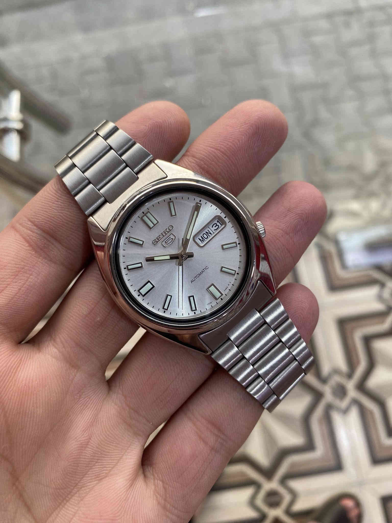 #SEIKO 5 
#سيكو 5 ياباني آصلي كامل المرفات وكالة 
جديد غير مستخدم 
موديل SNXS73K
اوتو ماتك 21 حجر 
قطر 37.45
مقاومة الماء 30 متر 
ارقام لامينوس 
السعر جدا طيب الحجز او اي استفسار خاص 
او واتساب ***********
يوجد توصيل داخل وخارج العراق
