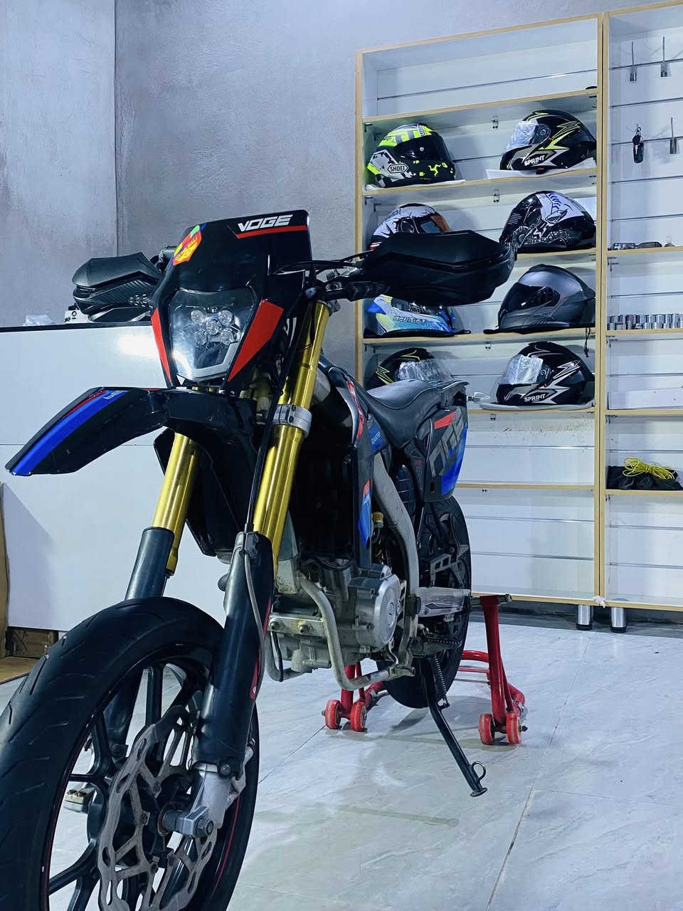 سلام عليكم للبيع او مراوس حسب القناعه دراجة قفاز ياماها ياباني اوراق اصولي شرط دراجة كلها كفاله عامه من كلشي 

مواصفاتها
6 سرعات (6كير)
تبريد مي (راديتر)
محرك ولفات مو خبط
لايت زنون (LED)
اكزوز رياضي +كاتم 

دراجة ما بيها اي نقص جديده بمعنى الكلمه عوزها بس سايق
مكاني ديالى كنعان هاتف او واتساب *********** 
رجاءً مو شراي او منشور ما عجبك اعبره 
وشكراً❤️
