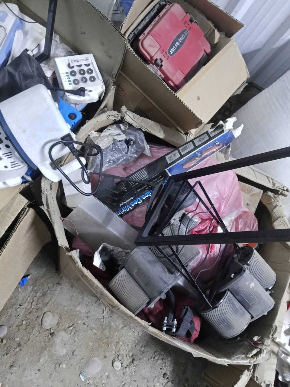 اغراض امزون مال تعزيله 9كراتين بيهن خير من الله قيم واخد تؤاصل واتساب ***********
