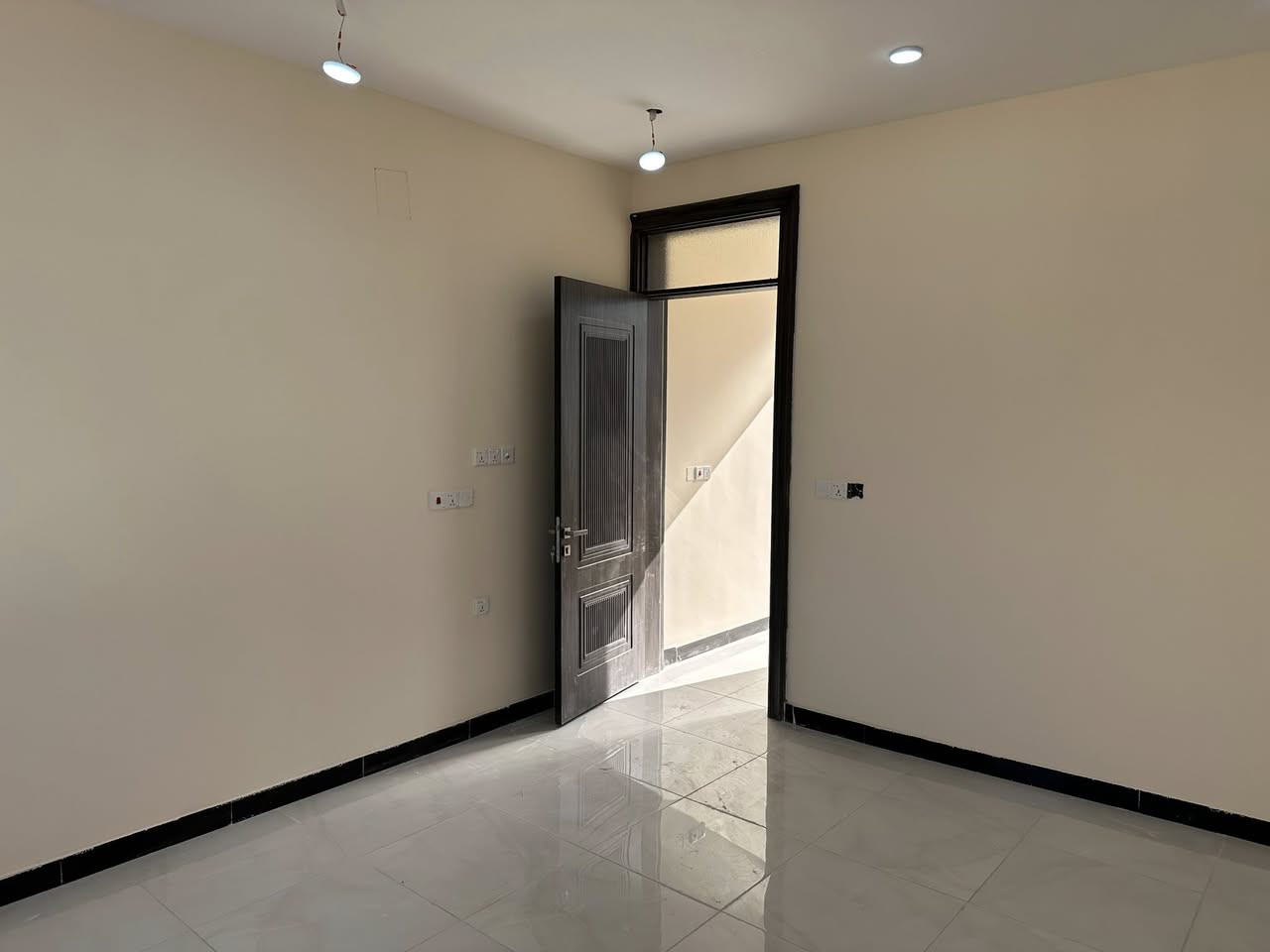 السلام عليكم 
بيت للايجار مساحه 50 متر بناء جديد يتكون من هول و ثلاث غرف نوم 2 كبار وحده مال اطفال سويت وخدمات موقع الفرع مقابل مجمع سبع ابكار خلف المعارض 
الاستفسار الاتصال على رقم او وات ساب 
***********
