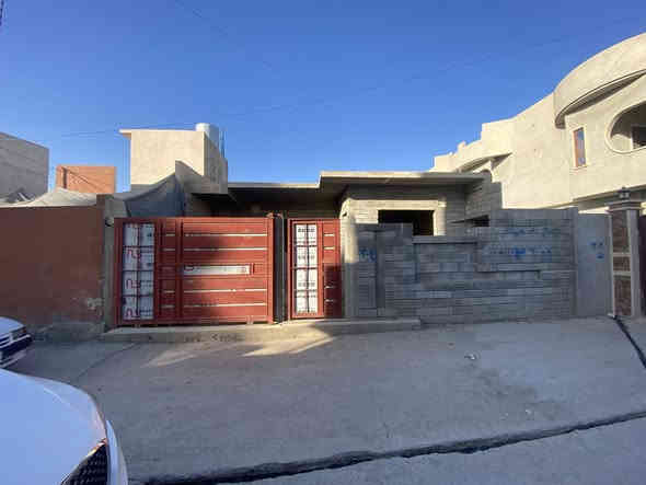 بيت هيكل عظم للبيع 
الموقع / حي الملايين الاولى خلف معمل الاخشاب 
مساحة 200 م. 10*20 
سعر 85 مليون وبي مجال 
لتفاصل
التواصل ع الارقام 
***********
0770111234
