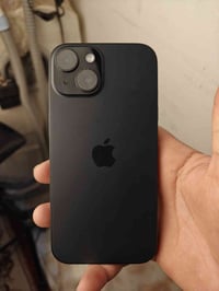ايفون 15 عادي iphon 15  ذاكره 128GB بطاريه 93% الجهاز وتر بروف ع ايدي ...