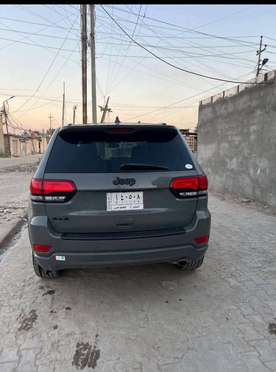 جيب شيروكي لون اسمنتي موديل 20 
بصرة فول مواصفات 
فتحه توقف ذاتي صندوك كهراء 
وارد امريكي 
ضربته بالجاملق الخلفي 
السيارة جاهزه من كلشي 
السعر 195 وبيه مجال***********

