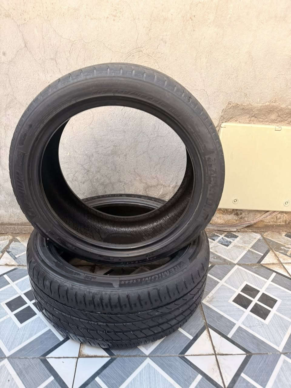 السلام عليكم 
زوج تاير 225/45/18 
اخذتهن من مرسيدس 21 وع الفحص 
رايده ب 50  
مكانهن بغداد نفق الشرطه حي حطين 
هذا رقمي : ‭0774 788 2748‬
