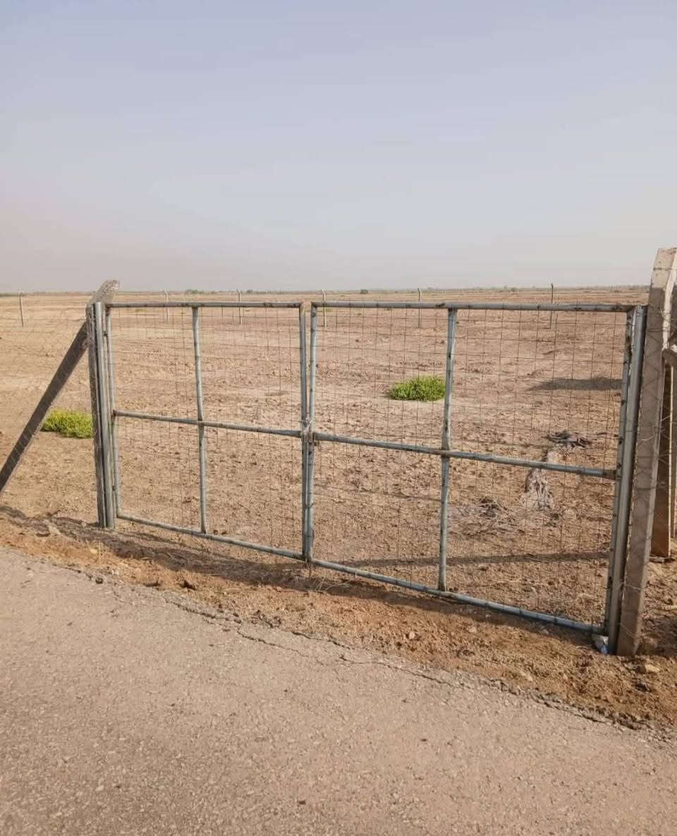 سلام عليكم قطعه 600متر لمكان مجمع الصادق مقابيل حي منصور اسيطره القديمه عبر سكة الحديد لخدمات ماي وكهرباء تبليط كلشي متوفر
طابو زراعي سند 25 بسمي  مستعجل ضروري
تصال علا اذا رقم ***********
