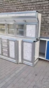 كاونتر جديد ونضيف الداخل نضيف مابي شي خربان ناقصه بس المطبخ السعر خاص ...