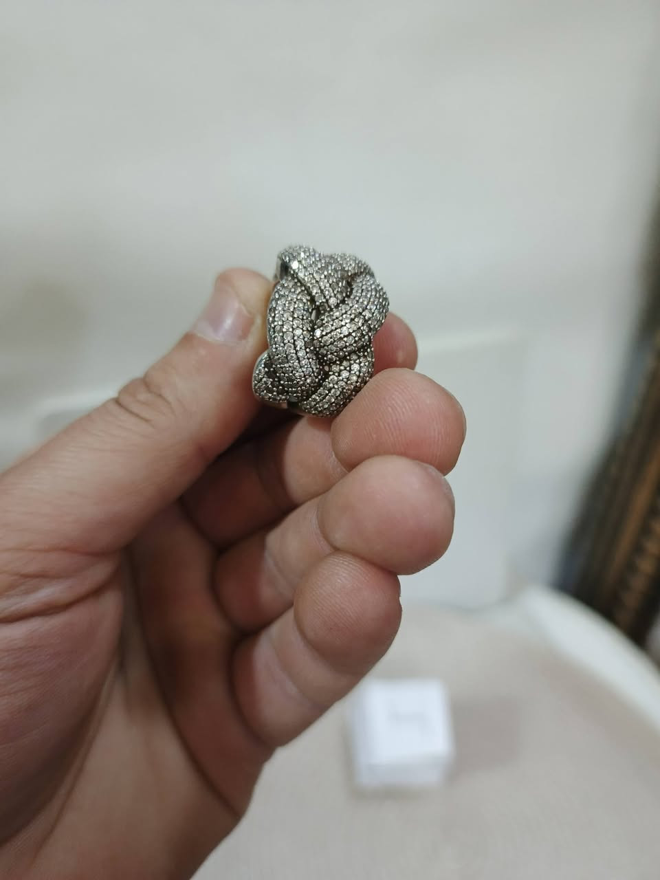 خاتم فضه فاخر مرصع بأحجار دقيقة، ذو حلقات متشابكة سميكة قطعه مميزه وجميله للعشاق القطع المميزه السعر 30 دينار شامل التوصيل والله يبارك لصاحب النصيب


**إذا كنت صاحب هذا الإعلان وتريد حذفه لأي سبب، رجاءا أرسل رسالة إلى الدعم الفني**