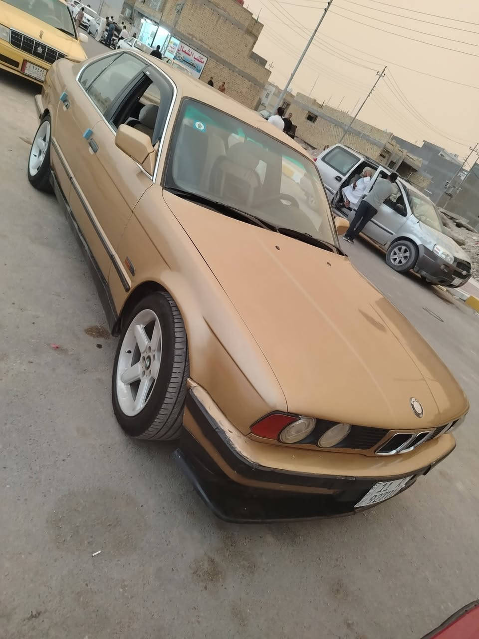 للبيع بي ام دبليو ذهبي 525 مكينه مفتوح كير اوتو موديل 89
سياره جديده بدون نقص جاهزه 
مصبوغه عام جماليه صبغ درجه اولى 
بدون خياسات 
كهربائات وضع شركه بدون جطلات وكلشي شغال 
 وحماوه ثابته 
رقم بغداد وهزه جديده وسنويه لل٢٠٣١.
داخل قرفه حلوه كلش 
تخم تاير وويل جديد 
صدر امامي خلفي جديدطسه ناعمه كلش 
مكاني ناصريه سديناويه 
السعر 40وبيها مجال للطيبين 
الشراي يتصل ***********/0781633102
