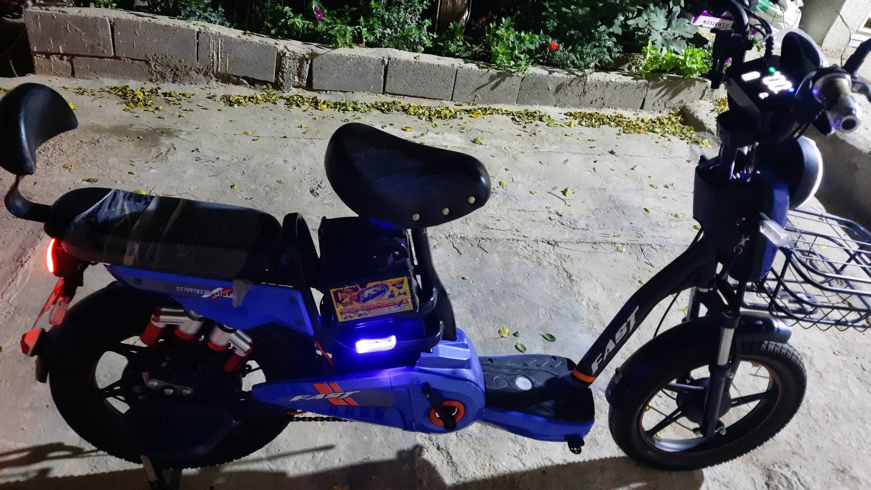 سلام عليكم 
دراجه موديل 2025 شحن
1/ اخت جديده صارله بس 3 اشهر مستعلمه مو هواي
2 / كامله هيه وغارضه وشاحنتها وبطاريته جديده بعده اب حيلها ليثيوم 4 بطاريه 
3 / الشاير يمنه يسره شغاله بك لايت شغال لايت لامامي عالي ناصي شغال
4 / كامله مابيه نقص برغي مابيه كله كامله على اخر حبايه 
🔴 مكاني كربلاء المقدسة 