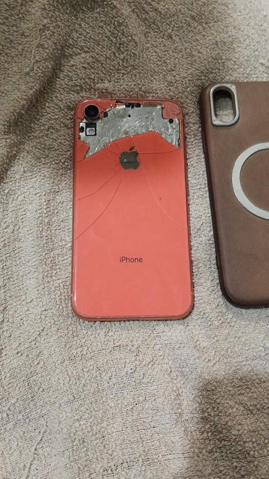 📱آيفون                                                                      🔋بطارية 76
60افريم 🎮
✖️ الشاشة مبدلة + الظهر مكسور
💸90الف 
***********📱￼
￼
