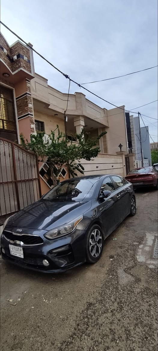 السلام عليكم
فورتي وارد أمريكي.
السعر.. (128) 
موديل 19... فئة (S)
رقم.. سيارة (بغداد) 
عنواني.. بغداد البياع.. حي الإعلام 
رقمي.. *********** بي (واتساب) 
حادثها بس دعامية الأمامية. 
سيارة مابيها ولا قطعة صبغ ولا تبديل.
بيها طخة بالباب الخلفي تتعدل ع بارد 
  مواصفات السيارة....

رادار أمامي.. 
كشنات حضن...
تبريد بيانو...
اشاير مري...
شاشة كبيرة..
حساسات أمامية..
تحكم ستيرن جهتين..
كروز سرعة...
ثلاث أنظمة قيادة (سبورت.. نورمال.. ايكو.. )

لايتت أمامي اربع عدسات..
بك لايت لد..
شاشة دجتل..
تبريد 8 سرع..
سبعة ايرباك..
سستم صوت 5  سماعات..
گير اوتوماتيك وعادي...

بالعافية الي يأخذها ❤️
