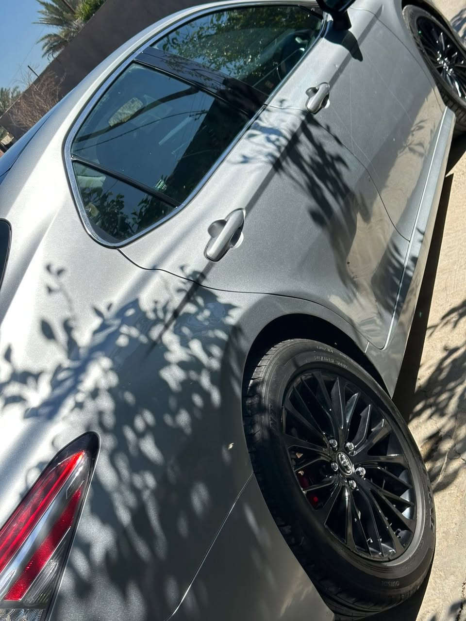 كامري 2018
رقم بغداد باسمي سنويه جديده لل 2031
ماشيه 66 الف مايل
———
فول مواصفات 1/1 اعلى فئه XSE
اربع كاميرات اماميه وجوانب وخلفيه
بنوراما
داتا شو
حساس امامي + خلفي
رادار 360 درجه
داخل صاج
اضاءه ترحيب علامه تيوتا كامري
اناره لد داخلي 
———
الحادث كما موضح بالصور فقط بنيد مبدل اصلي نفسه اللون
البدنه بخشم الشاصي بيه تعديل بسيط

ملاحظه / السياره اجه بيه ثلاث قطع كلير من امريكا بدون فتح وبدون ضرر  عدا براغي الصندوق مفتوحه فقط
—-
العنوان بابل - الحله
رقم الهاتف / ***********
